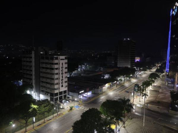 Las calles de Caracas tras varias detonaciones y explosiones en la madrugada de este sábado, en unos momentos en que Venezuela ha denunciado amenazas del Gobierno del presidente de Estados Unidos.
