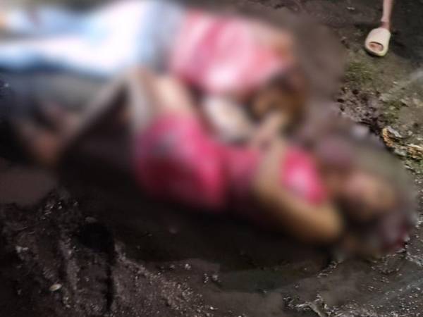 Los cuerpos de las fallecidas quedaron tendidos en medio de la calle.