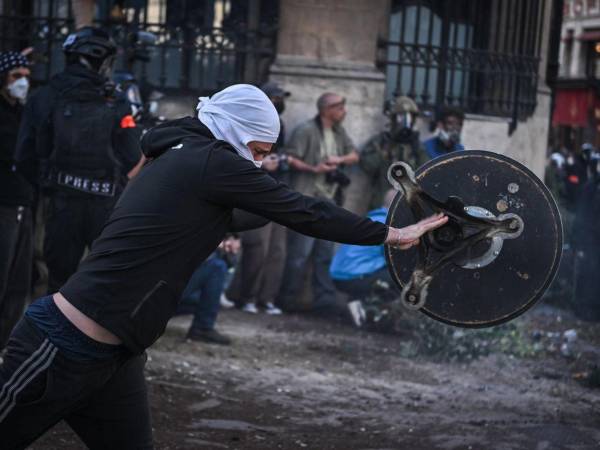 Saqueos y enfrentamientos con la policía se registraron este jueves en Francia. El Gobierno francés ultima las respuestas concretas para aplacar la revuelta, como la llegada a las aulas de 3.000 profesores suplentes de aquí al próximo martes.