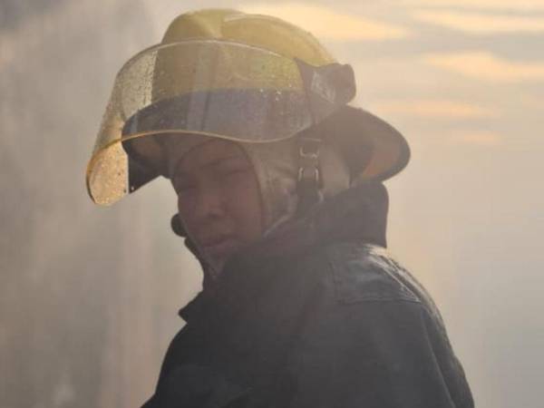Este jueves 10 de septiembre, un incendio de grandes proporciones registrado en el barrio El Centro de la capital provocó la pérdida total de una vivienda y afectó parcialmente una segunda estructura, tras una intensa operación de control y extinción desarrollada por el personal de emergencia.