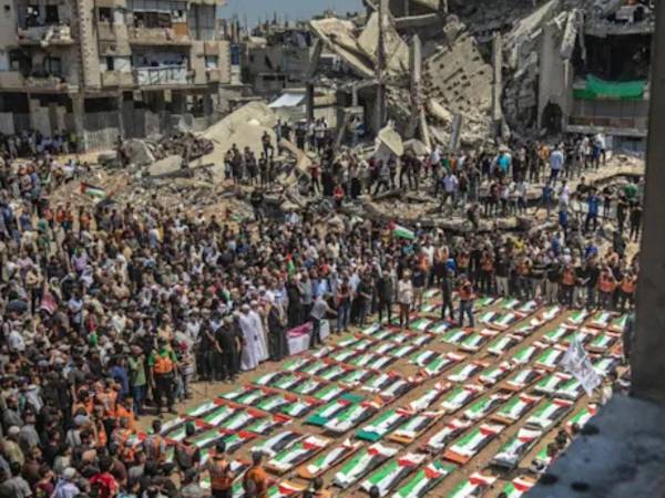 Luto. La ciudad de Gaza fue testigo el martes del entierro masivo de 112 miembros de una misma familia, incluidos niños, mujeres, hombres y ancianos, cuyos cadáveres recuperados de entre los escombros después de que el Ejército israelí bombardeara sus casas hace dos años y ocho meses.