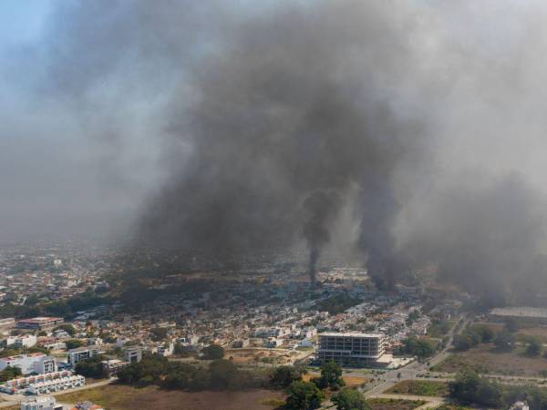 Fotografía aérea donde se ven columnas de humo tras reacciones violentas por el abatimiento de Nemesio Rubén Oseguera Cervantes, alias El Mencho, líder del Cártel Jalisco Nueva Generación este domingo, en Puerto Vallarta (México).