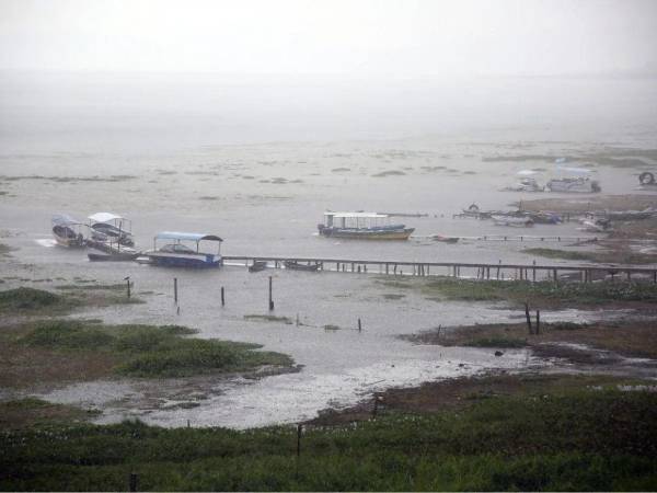 El grupo se encontraba haciendo turismo en el Lago de Yojoa, pero ante la aparición de una tormenta, quedaron náufragos.