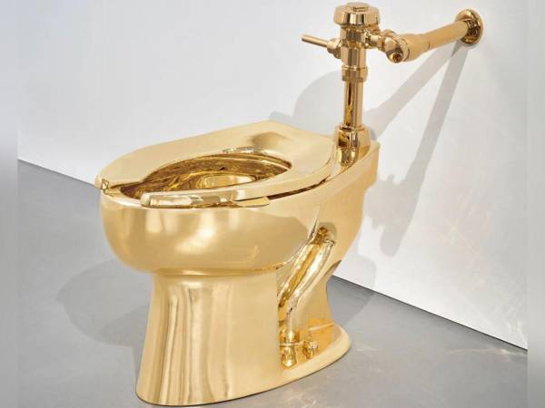 Inodoro de oro de artista Maurizio Cattelan se vende por 12,1 millones dólares en subasta