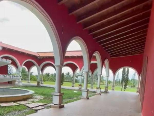 En los videos revisados por EL HERALDO se constató que la vivienda no tenía menaje, se desconoce si fue saqueada o si personas vinculadas al cártel Montes Bobadilla sacó todo antes de los allanamientos y aseguramientos.