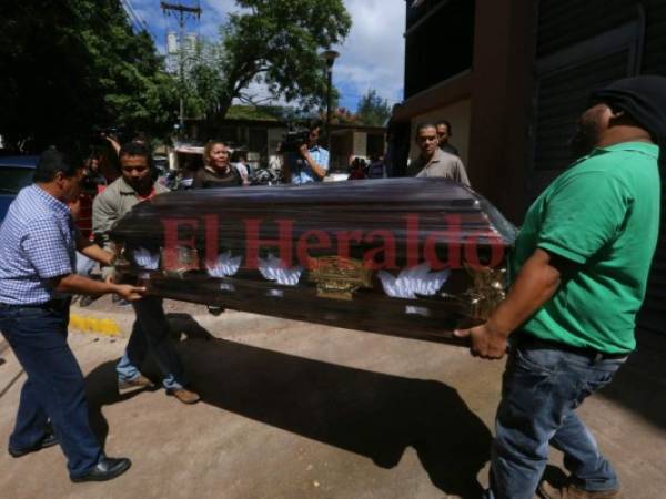 El cuerpo de la víctima fue retirado de la morgue del Ministerio Público por sus parientes. foto: Alejandro Amador