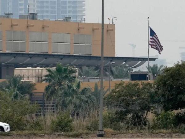 La embajada contempla la posibilidad de que algunos no quieran o no puedan hacerlo y les pide mantenerse alerta, pasar desapercibidos y estar preparados para refugiarse.