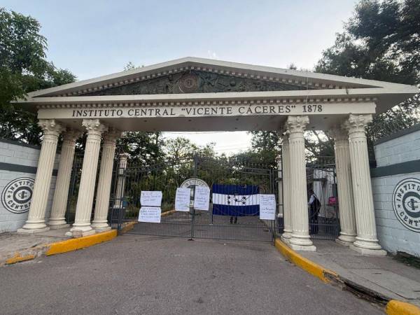 Tomando el Instituto Central Vicente Cáceres ante el atropelllo e irrespeto a los derechos laborales por parte de la Dirección del colegio.