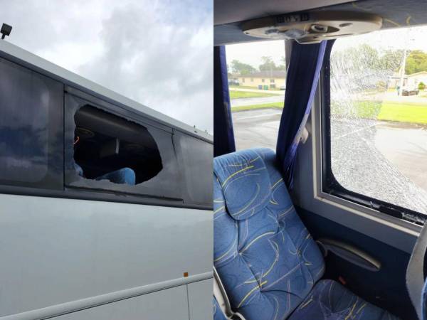 El autobús fue apedreado cuando estaba estacionado en un aparcadero público, pero se desconoce en qué estado fue.
