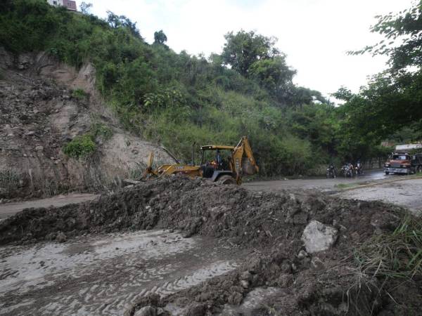 Un derrumbe de tierra, rocas y lodo procedente de la residencial Centroamérica bloqueó este viernes las calles que conectan la colonia Mayangle con el bulevar Fuerzas Armadas, al norte de la capital. Aquí las imagenes: