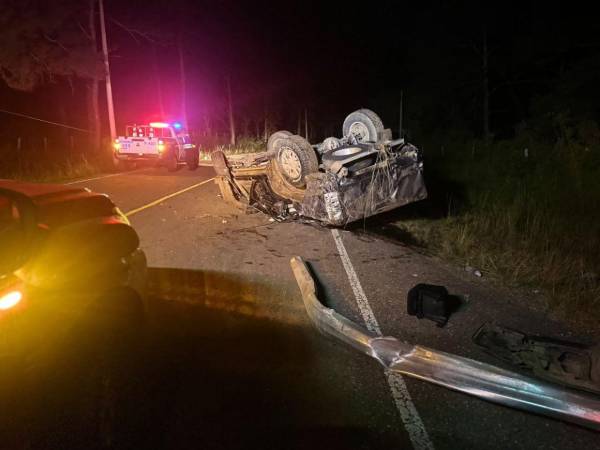 El vehículo en el que se transportaban los tres hombres quedó con las llantas hacia arriba tras sufrir el accidente en el municipio de San Esteban, Olancho.