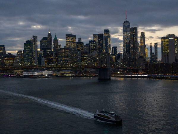 El horizonte del bajo Manhattan al otro lado del East River en la ciudad de Nueva York el 6 de febrero de 2023. Si Nueva York es la ciudad que nunca duerme, ¿cómo es esto para mantenerte despierto por la noche? También se está hundiendo.