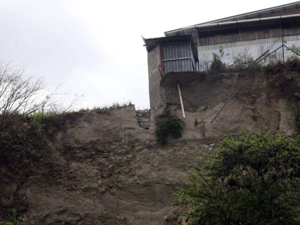 Los habitantes de la colonia Satélite denuncian que los derrumbes se repiten desde hace años y alertan que un colapso mayor podría afectar las bodegas y el cauce del río