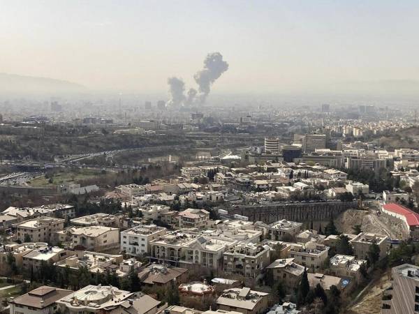 Una columna de humo emerge del centro de Teherán tras un ataque israelí este sábado. Irán anunció este sábado el cierre de su espacio aéreo después de que se escucharan varias explosiones en diversos puntos de Teherán. EFE/ Mehrnews