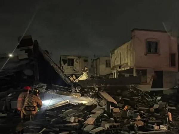 Autoridades coordinan labores con CFE, Gas Natural y Agua y Drenaje para sofocar los efectos del fuego.