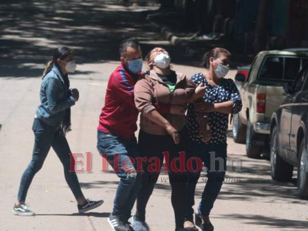Parientes lloran al ver el féretro cuando era sacado de la morgue.