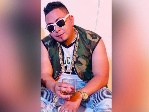 El joven después de ser acribillado a balazos y perder la vida al instante quedó en la acera de su negocio.