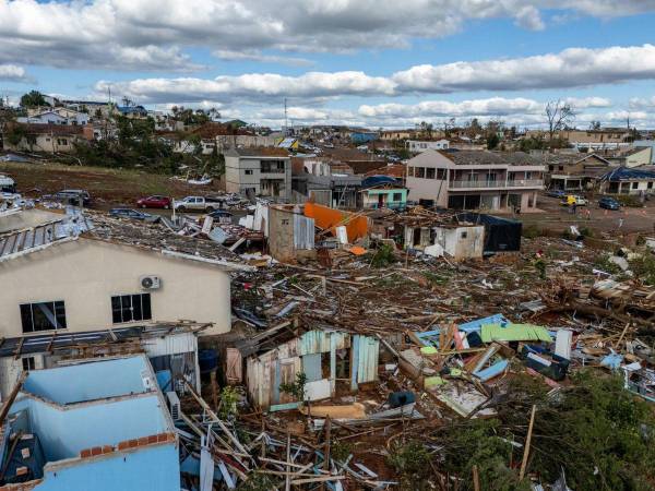 Las autoridades del sureño estado brasileño de Paraná declararon este sábado el estado de calamidad pública en los municipios castigados el viernes por un tornado sin precedentes que dejó al menos seis muertos y 750 heridos, así como una ciudad en un 90 % en ruinas.