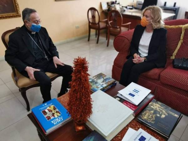 “Junto con el cardenal abogamos por elecciones libres, limpias y en paz”, continuó la jefa de la MOE-UE.