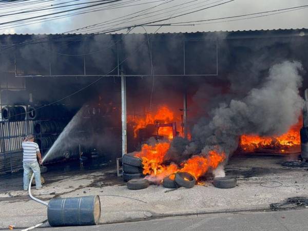 Las llamas de un terrible incendio consumieron un negocio de llantas en la capital.