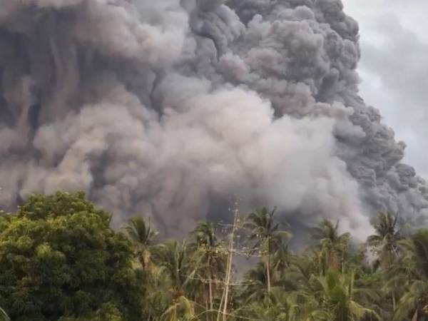 Cerca de 1,500 familias han sido evacuadas en Filipinas por la intensificación de la actividad del volcán Mayón, el más activo del archipiélago, donde las autoridades mantienen la alerta 3 ante el riesgo de erupción y fenómenos peligrosos asociados.