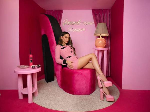 La cantante y actriz mexicana Belinda abrirá las puertas de su camerino y del escenario de Mentiras, All Stars para un grupo reducido de fans, en una experiencia exclusiva organizada por Airbnb el próximo 8 de noviembre en la Ciudad de México.