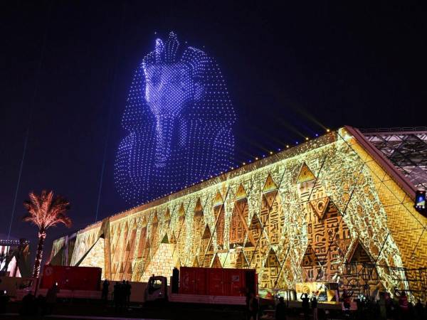 La ceremonia arrancó con la llegada de los invitados de honor al recinto especialmente habilitado en el exterior del GEM.