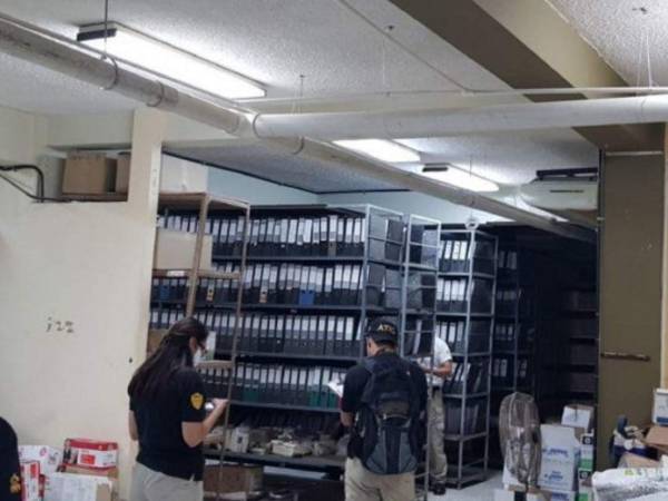 Las autoridades secuestraron documentos en instituciones públicas.
