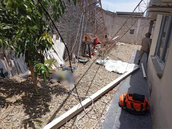 Los dos hombres que trabajaban en una antena de radio, perdieron la vida de manera accidental la mañana de este domingo en el barrio Lourdes de Comayagua.