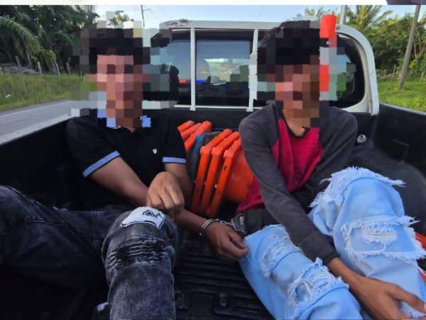 Los jóvenes intentaron evadir la justicia y tras una persecución fueron capturados por elementos de la Policía Nacional de Honduras.