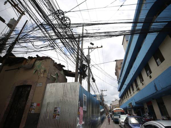 A pesar de la inversión de 130 millones, la AMDC no completó la instalación de cables eléctricos y de telecomunicaciones en la céntrica avenida.