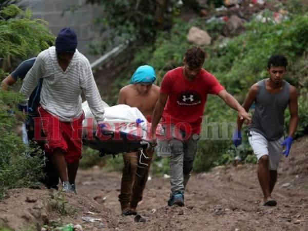 Los vecinos del sector colaboraron con las autoridades para trasladar el cuerpo de la víctima hasta un vehículo. Foto: Emilio Flores/ EL HERALDO