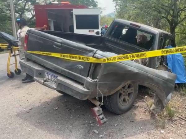 En este pickup se conducía la fémina que falleció en el percance.
