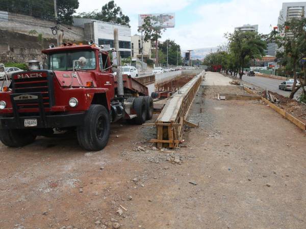 El túnel estuvo paralizado desde el 30 de septiembre de 2025, sin embargo, el alcalde Juan Diego Zelaya reanudó los trabajos y prometió que estará listo para septiembre.