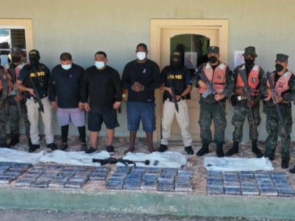Momento en que los tres hombres eran presentados tras su captura.