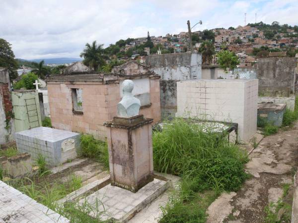 El Cementerio General, aunque clausurado, sigue siendo visitado por su valor patrimonial; solo sepultan quienes ya tienen lotes.