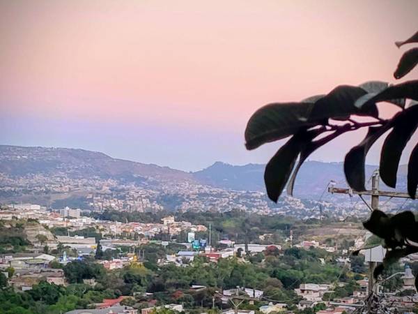 Clima seco y cálido, pero con lluvias en varias regiones del país para este domingo 22 de marzo, según Cenaos.