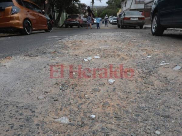 La capa de asfalto de la calzada se encuentra dañada por falta de mantenimiento.