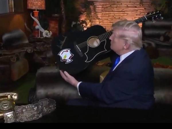 El recorrido lo condujo hasta la Jungle Room, una de las habitaciones más fotografiadas de Graceland, decorada con motivos selváticos y muebles de madera tallada que Elvis mandó a instalar en 1974.