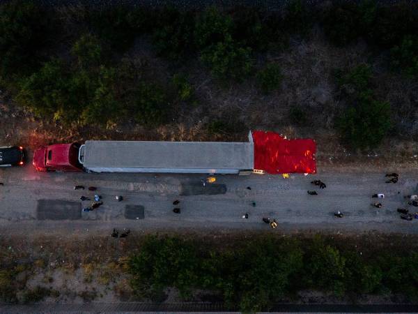 Imagen aérea del tráiler donde se encontraron los cuerpos de los migrantes.
