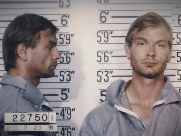 Las historias sobre crímenes se han convertido en un estreno habitual en Netflix, la fascinación por los asesinos en serie y los estafadores siempre tiene buena audiencia. Esto se ve claramente reflejado entre las series de Netflix y películas que cada semana ocupan buenos puestos, como el caso de la historia de Jeffrey Dahmer que ha creado sensación estas últimas semanas. A continuación te mostramos los mejores propuestas.