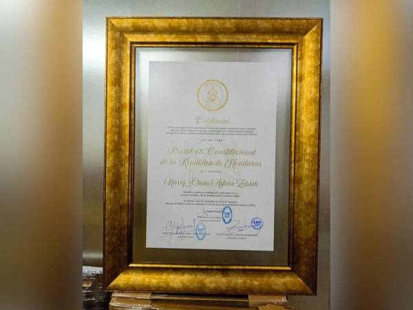 El CNE emitió la credencial de Nasry Asfura, quien regresó al país este martes tras una gira.