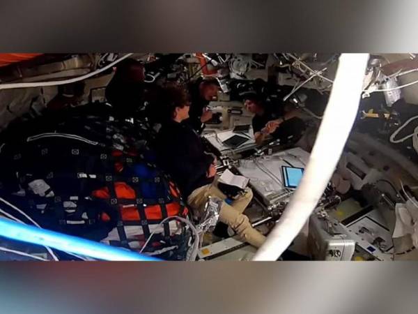 Astronautas de Artemis II bautizan cráter lunar en honor a esposa del comandante.