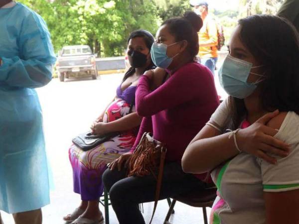 Las mujeres que están entre la semana 26 y 37 de gestación deben acudir a los centros de salud para aplicarse la vacuna para proteger al bebé de la tos ferina.