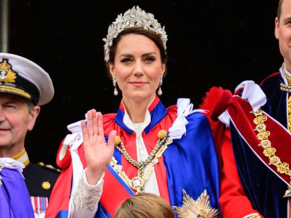Como en toda actividad de la familia real, Kate Middleton se lució una vez más con el atuendo elegido para la histórica coronación de Carlos III. En esta ocasión, la princesa Gales rindió homenajes a su fallecida suegra, la princesa Diana y a reina Isabel II.