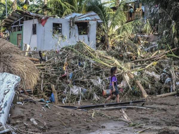 Más de medio centenar de muertos y de un millón de afectados por un tifón en Filipinas.