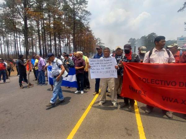 Exigiendo su reintegro, varios policías depurados se postraron en la carretera CA-5 que conduce al norte del país, con el fin de que sus peticiones sean escuchadas.