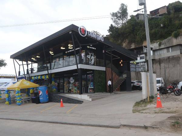 Las plazas comerciales que están a orillas del anillo periférico se convierten en atractivas zonas donde los conductores pueden desviarse de su ruta para abastecerse con diferentes productos.