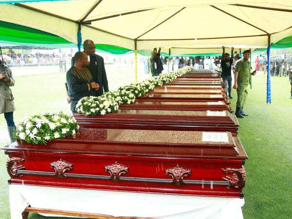 El luto y el silencio son los protagonistas de esta tragedia.