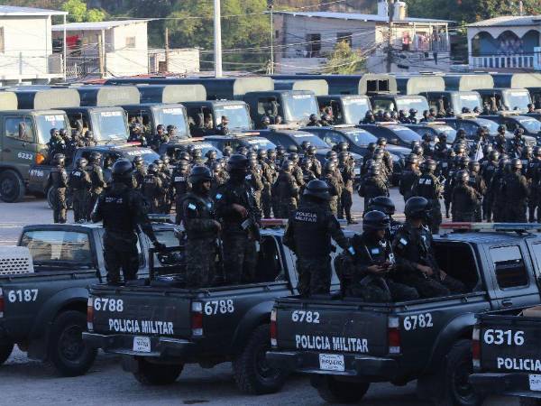 Este viernes -23 de diciembre- decenas de militares se desplazaron por las calles de Tegucigalpa para realizar diversos operativos por el toque de queda, medida en vigencia desde el pasado 6 de diciembre para frenar la delincuencia en el país. A continuación las fotos captadas por la lente de EL HERALDO.